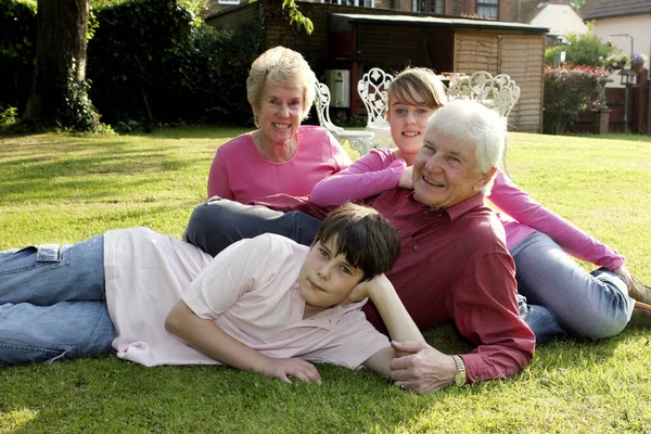 Ein Altes Ehepaar Liegt Mit Seinen Enkeln Auf Dem Feld — Stockfoto
