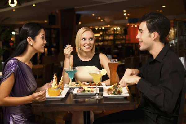 Hombre Mujeres Cenando Juntos —  Fotos de Stock