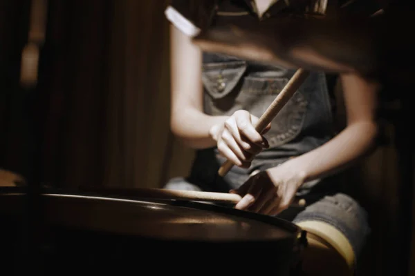 Mujer Joven Tocando Batería —  Fotos de Stock