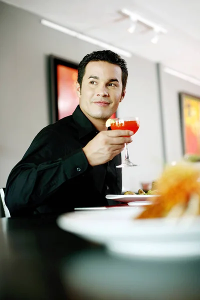 Homem Desfrutando Sua Refeição Restaurante Luxuoso — Fotografia de Stock