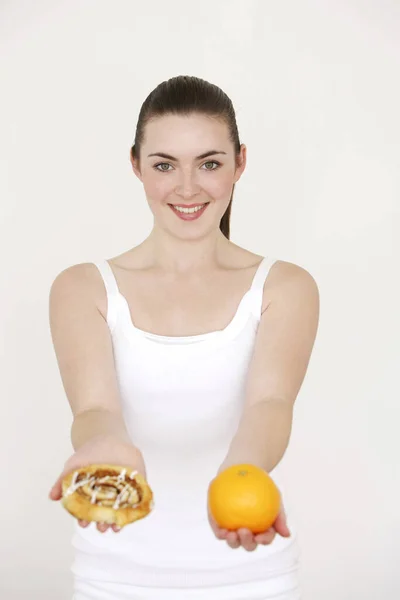Vrouw Met Kaneelrol Sinaasappel — Stockfoto