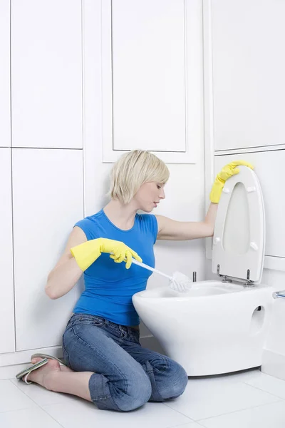 Frau Mit Gummihandschuhen Beim Putzen Der Toilettenschüssel — Stockfoto