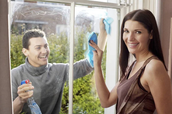 Couple Cleaning Window Together — Stock Photo, Image