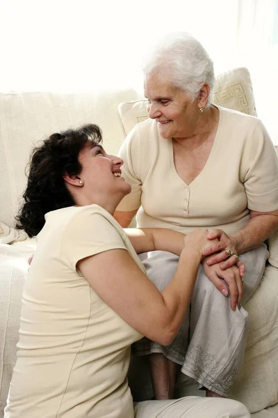 Uma Mulher Falando Com Sua Velha Mãe Que Está Sentada — Fotografia de Stock