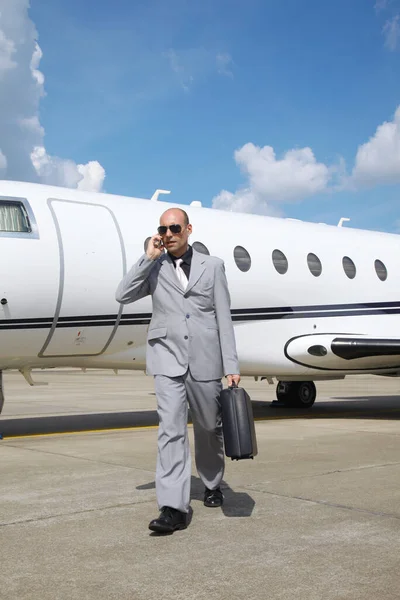 Man Aan Telefoon Met Privé Jet Achtergrond — Stockfoto
