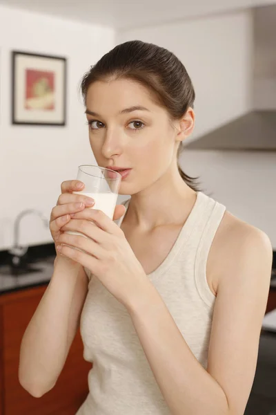 Vrouw Met Glas Melk Keuken — Stockfoto