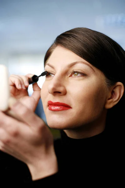 Donna Affari Che Applica Mascara Vicino — Foto Stock