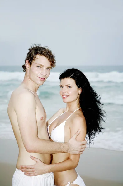 Couple Hugging Each Other Beach — Stock Photo, Image