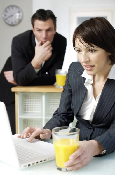 Zakenvrouw Met Behulp Van Laptop Met Haar Man Achtergrond — Stockfoto