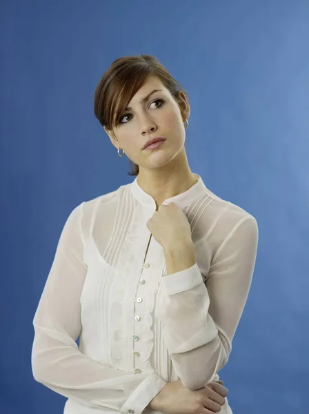 Frau Denkt Auf Blauem Hintergrund — Stockfoto