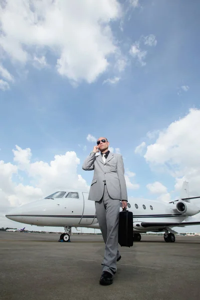 Man Aan Telefoon Met Privé Jet Achtergrond — Stockfoto