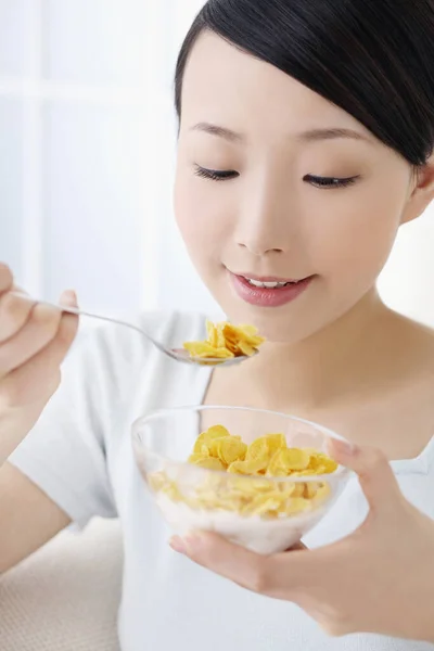 Mujer Disfrutando Tazón Cereal Desayuno —  Fotos de Stock