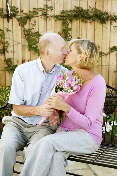 Homme Femme Embrassent Tout Tenant Bouquet Fleurs — Photo