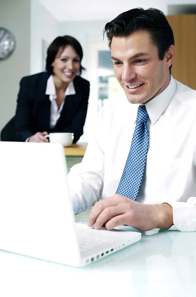 Zakenman Met Laptop Met Zijn Vrouw Achtergrond — Stockfoto