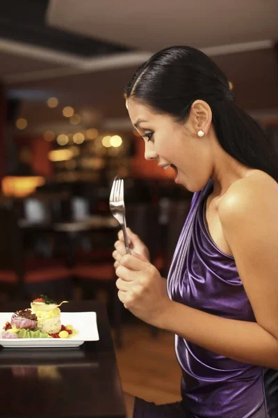 Kobieta Patrząca Szczęśliwie Jedzenie — Zdjęcie stockowe