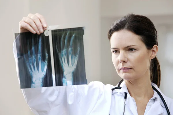 Γυναίκα Γιατρός Που Εξετάζει Ακτινογραφία — Φωτογραφία Αρχείου