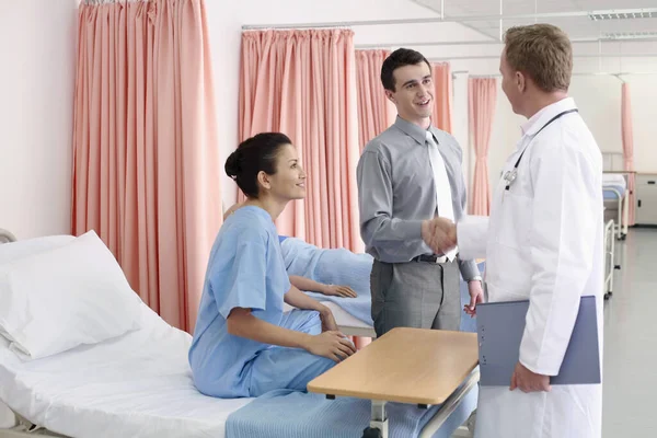 Homem Apertando Mão Médico Mulher Assistindo — Fotografia de Stock