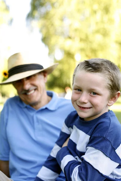 祖父と孫が公園で楽しんでいます — ストック写真
