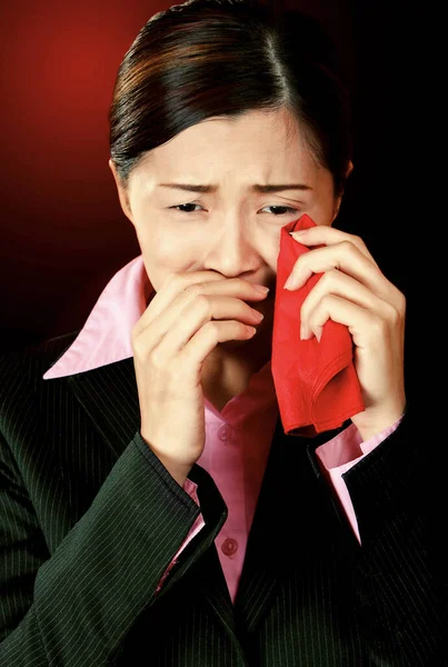 Una Dama Traje Formal Limpia Las Lágrimas Con Pañuelo Rojo —  Fotos de Stock