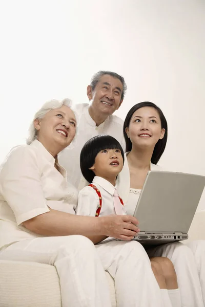 Jongen Vrouw Samen Met Senior Paar Glimlachen Terwijl Het Kijken — Stockfoto