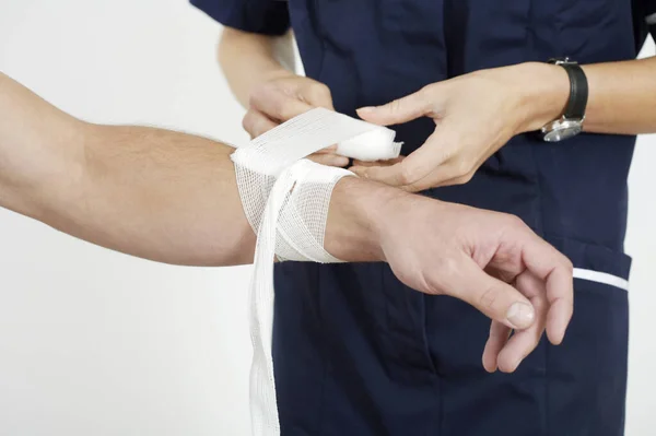 Krankenschwester Behandelt Eine Patientin — Stockfoto