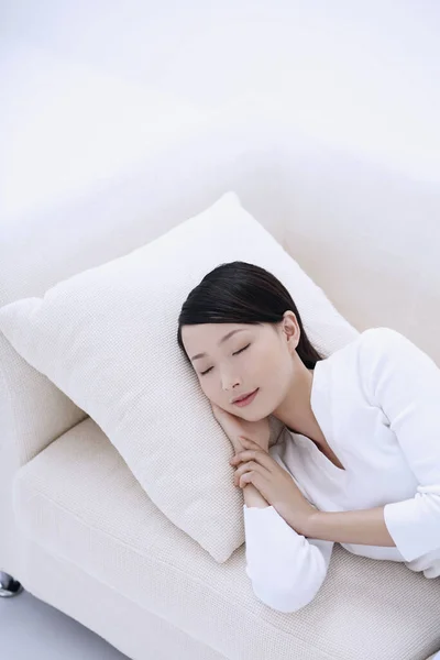 Mujer Tomando Una Siesta Sofá —  Fotos de Stock