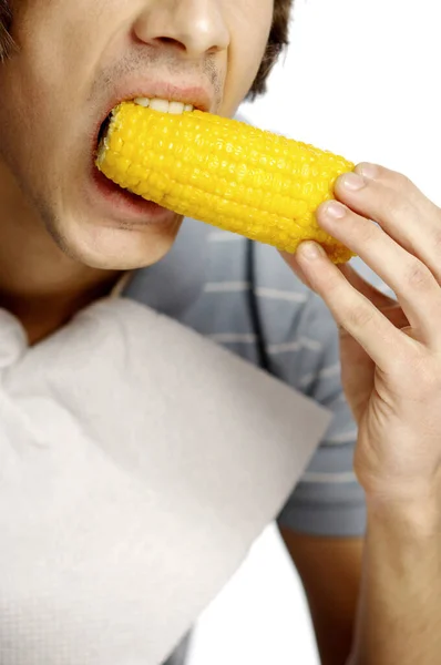 Uomo Che Mangia Mais Sulla Pannocchia — Foto Stock