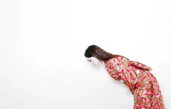 Tiro Lateral Una Mujer Kimono Rojo Inclinándose —  Fotos de Stock