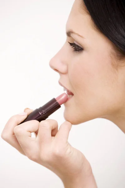Gros Plan Femme Appliquant Rouge Lèvres — Photo