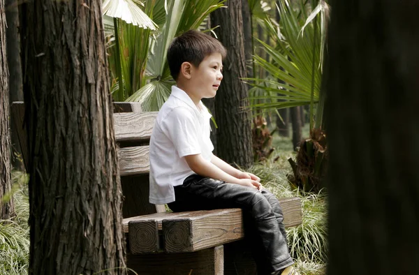 Garçon Assis Sur Banc Seul — Photo