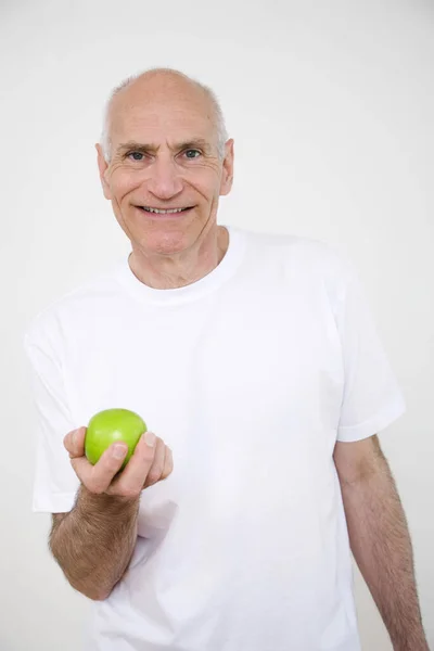 Homme Âgé Avec Une Pomme Verte — Photo