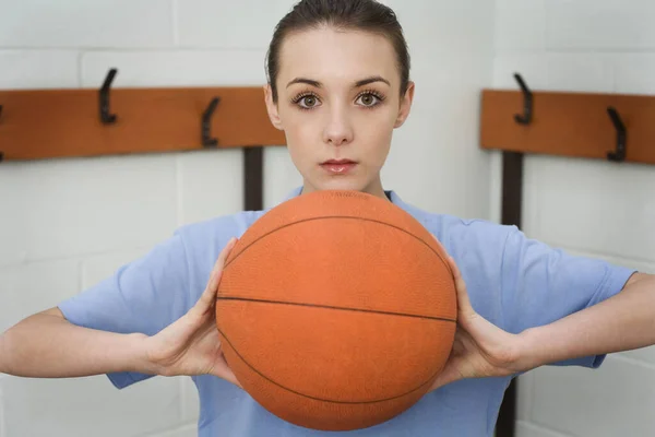 Chica Sosteniendo Baloncesto Estilo Vida Activo — Foto de Stock