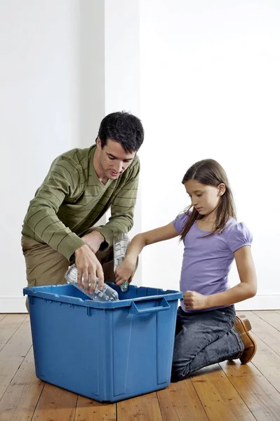 Mężczyzna Dziewczyna Wkładający Plastikowe Butelki Pojemnika Recykling — Zdjęcie stockowe