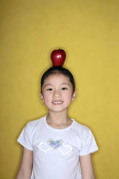 Mädchen Balanciert Apfel Auf Kopf — Stockfoto