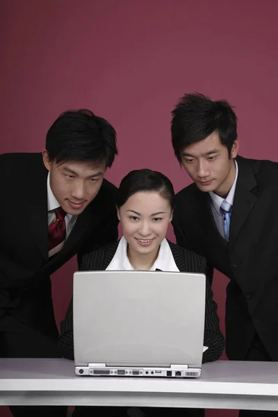 Uomini Affari Che Lavorano Insieme Laptop — Foto Stock