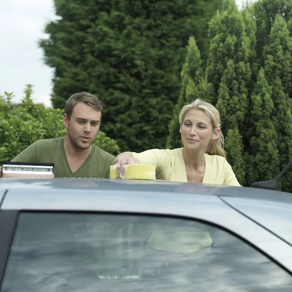 Hombre Mujer Lavando Coche Juntos — Foto de Stock