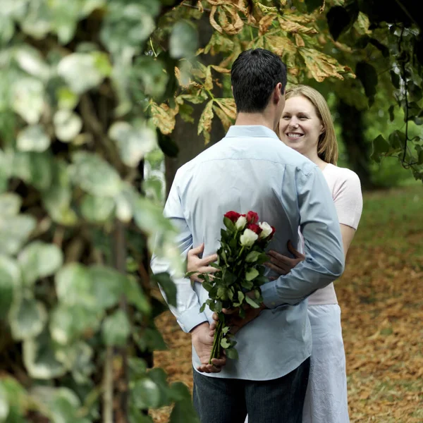 Uomo Che Nasconde Mazzo Fiori Alla Sua Ragazza — Foto Stock