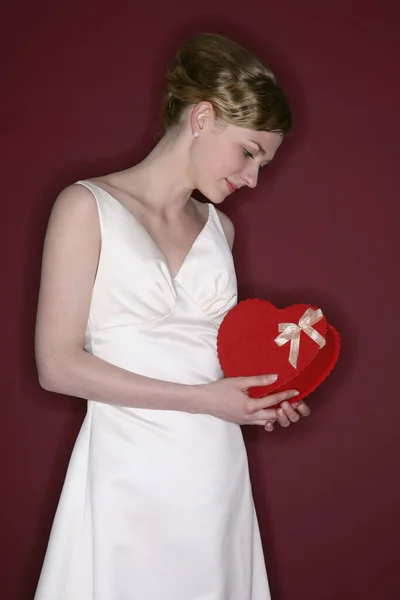 Жінка Весільній Сукні Тримає Подарунок — стокове фото