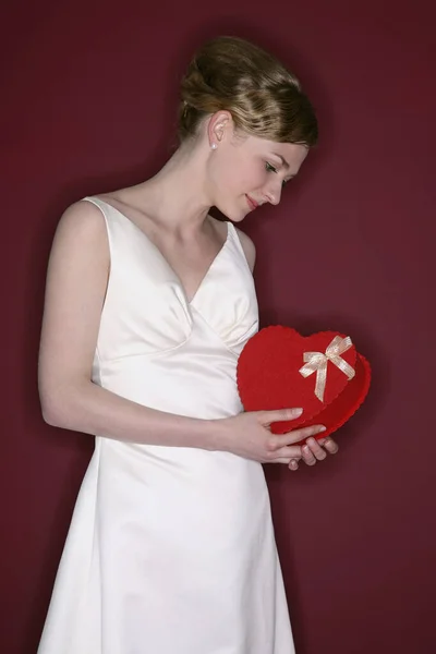 Donna Abito Sposa Azienda Regalo — Foto Stock