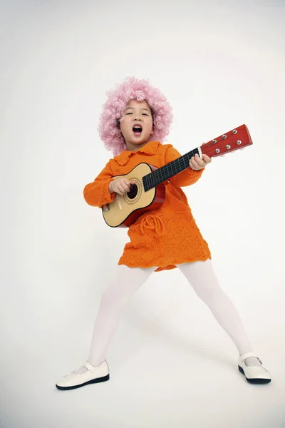 Mädchen Singt Beim Spielen Mit Der Gitarre — Stockfoto