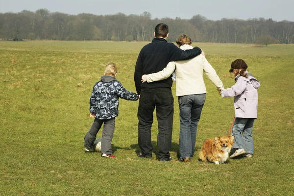 Lycklig Familj Parken — Stockfoto