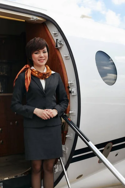 Stewardess Steht Eingang Des Privatjets — Stockfoto