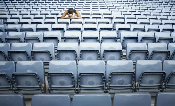 Homem Deprimido Banco Estádio — Fotografia de Stock