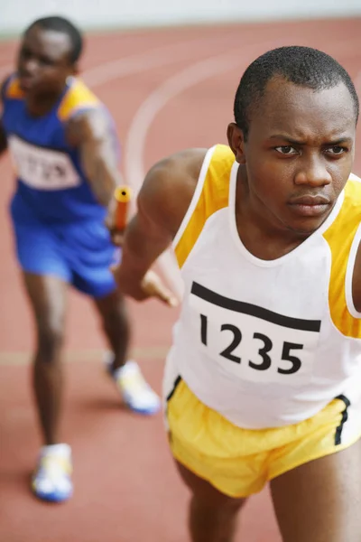 Hombres Pasando Bastón Carrera Relevos — Foto de Stock