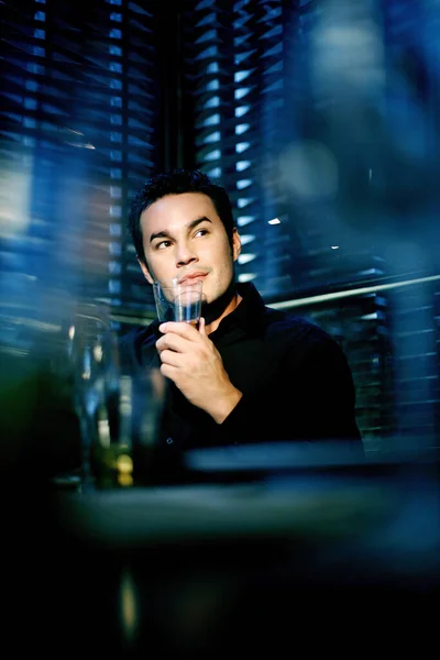 Muž Vychutnává Sklenku Alkoholického Nápoje Restauraci — Stock fotografie