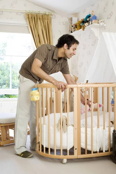 Homem Brincando Com Bebê Berço — Fotografia de Stock