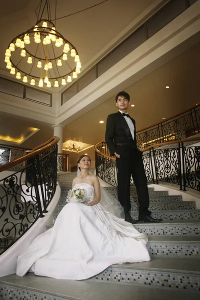 Braut Und Bräutigam Posieren Drinnen Treppenhaus — Stockfoto