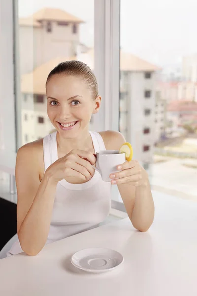 Mujer Sonriendo Sosteniendo Una Taza Limón — Foto de Stock