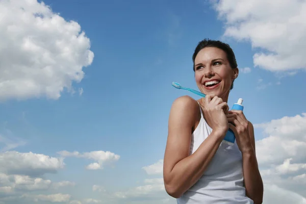 Donna Che Tiene Spazzolino Dentifricio — Foto Stock