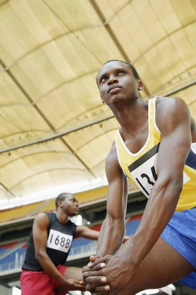 Hombres Estirándose Pista Atletismo — Foto de Stock